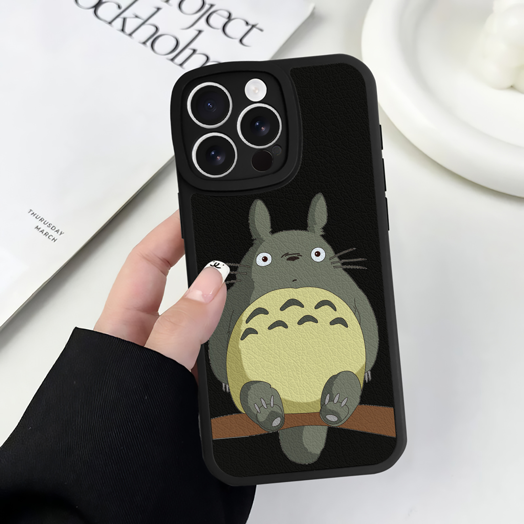 （画像用） となりのトトロ 草壁メイ 草壁サツキ My Neighbor Totoro Satsuki Kusakabe Mei Kusakabe 【iPhone 16シリーズ対応】シリコンスマホケース（レザー調） 材質：シリコン